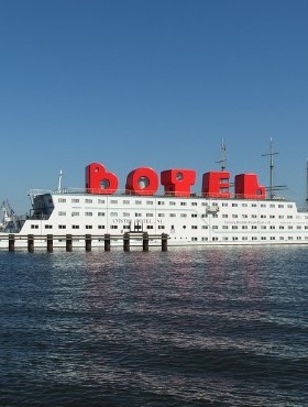 Úszó hotel